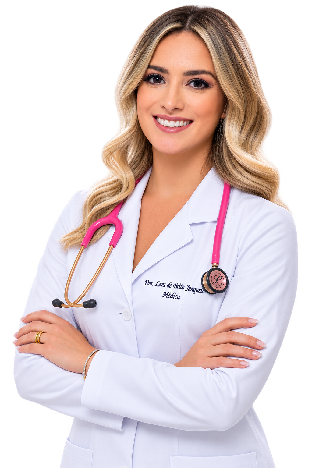 Dra. Lara de Brito Junqueira, médica, de braços cruzados e jaleco branco