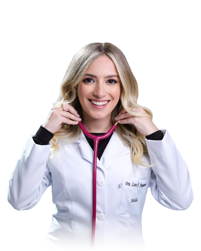 Dra. Lara Junqueira de jaleco branco, segurando o estetoscópio